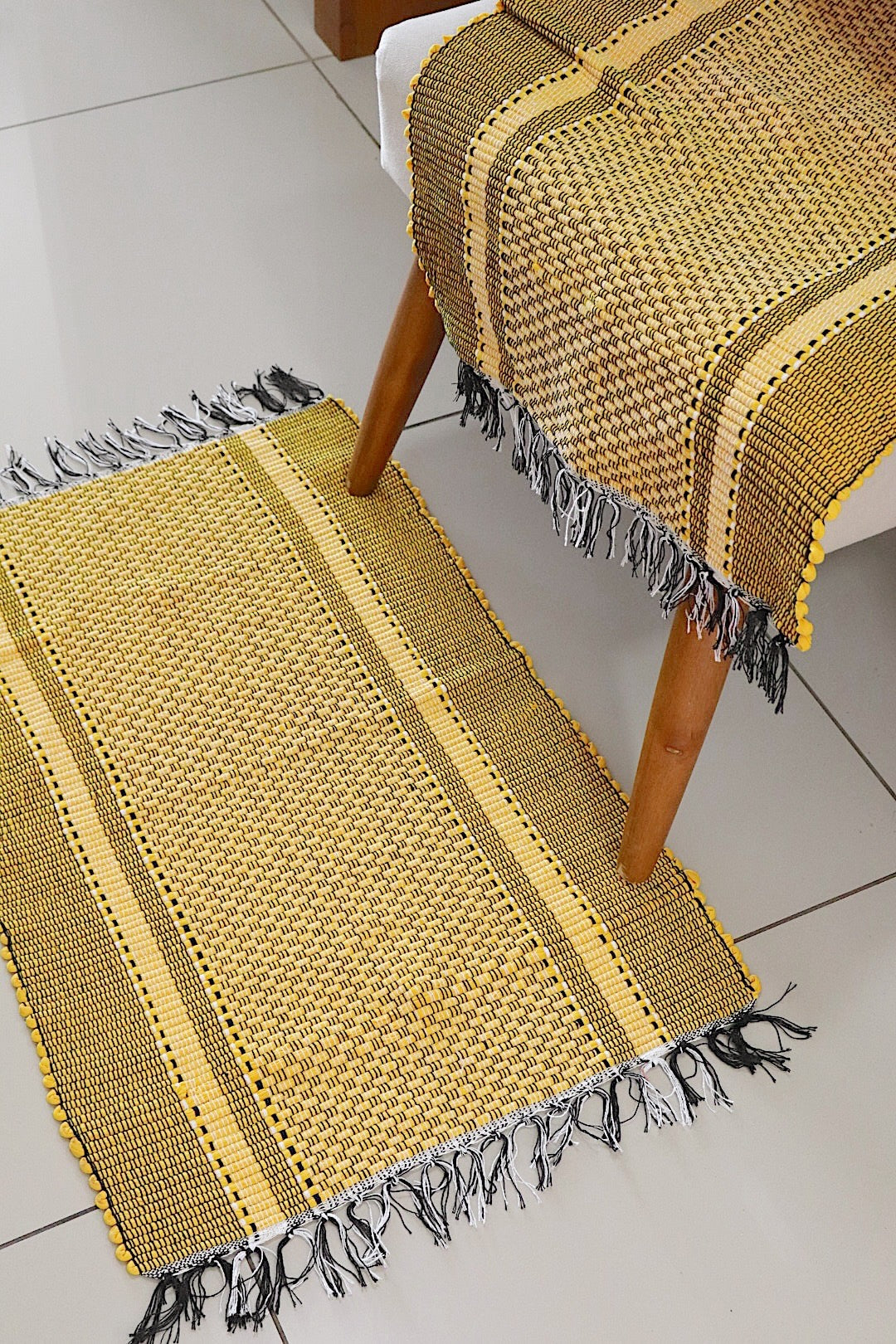 Par de Tapete de Malha Moldura Amarelo