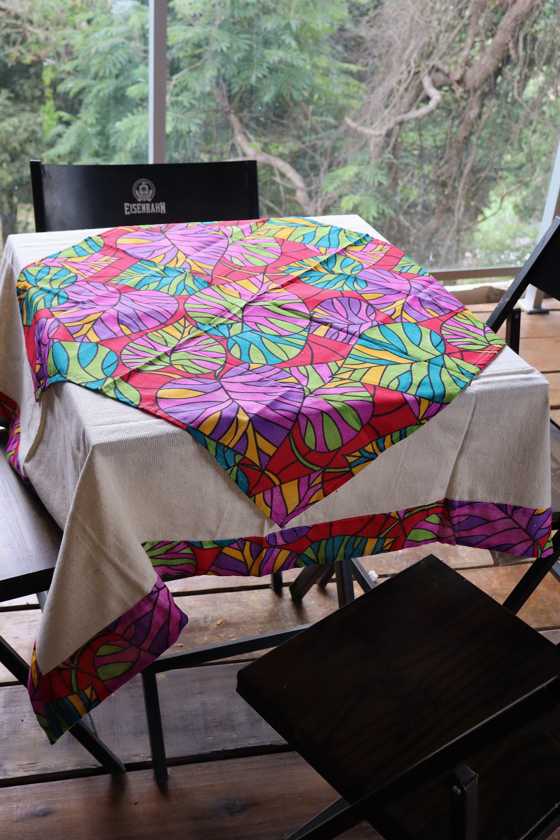 Toalha de Mesa com Barra de Chita Vermelha Colorida Geométrica com Composê 1,5mx1,5m