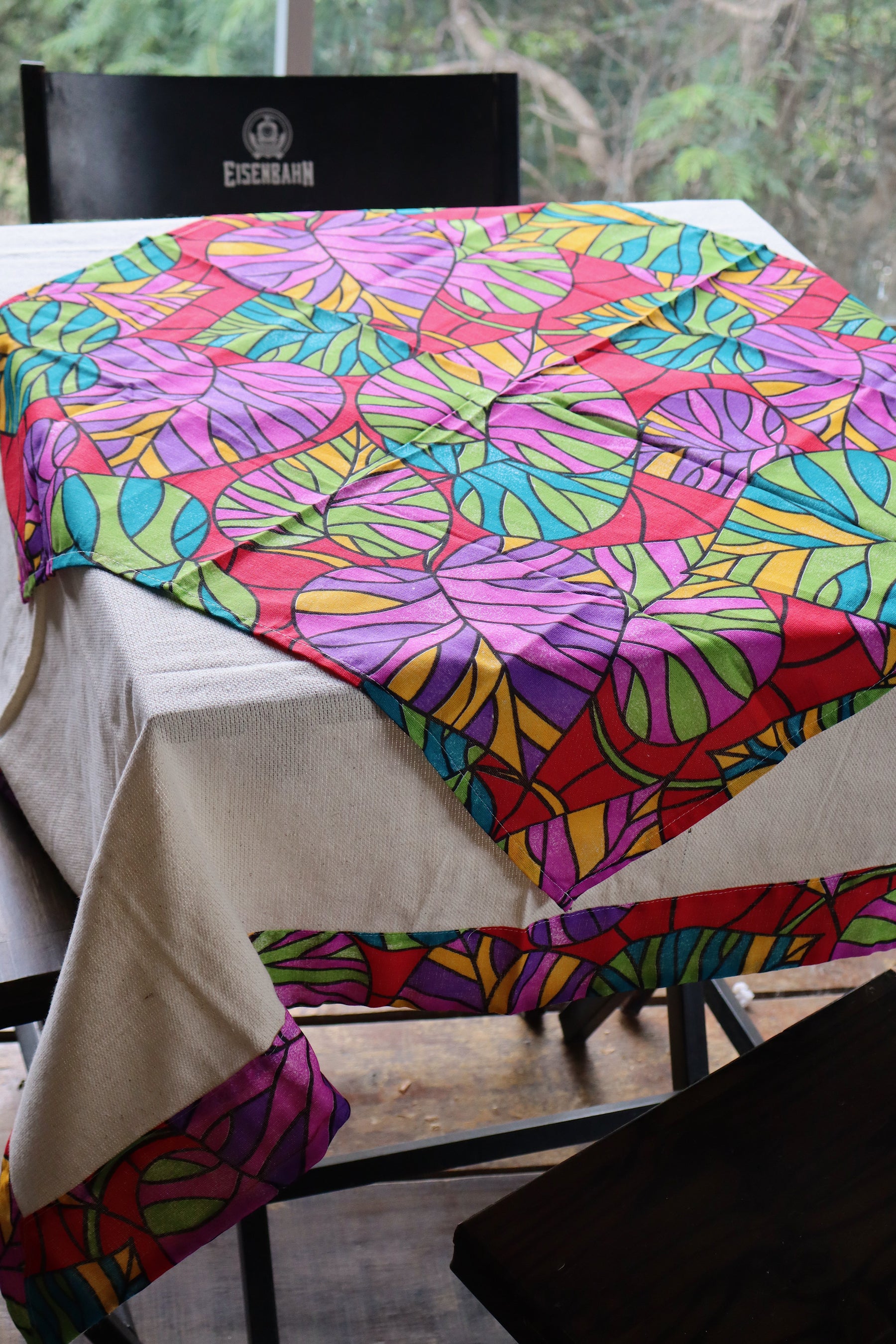 Toalha de Mesa com Barra de Chita Vermelha Colorida Geométrica com Composê 1,5mx1,5m