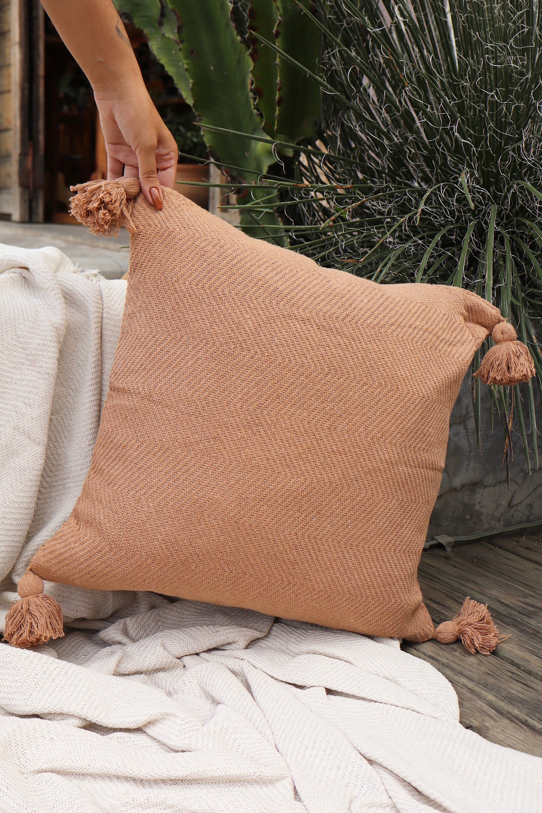 Capa de Almofada Boho Escama com Pompom Lisa Marrom Claro 45x45
