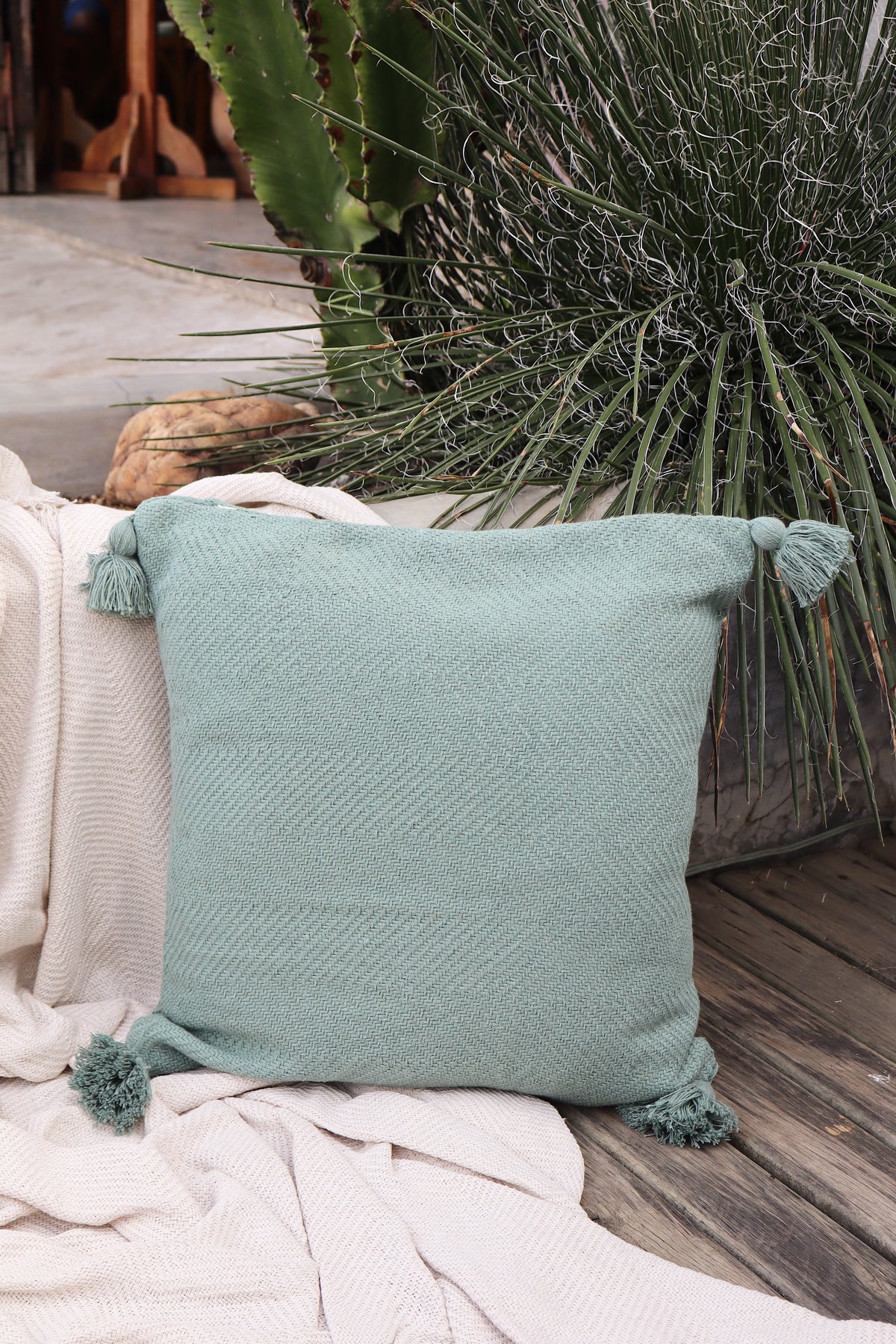 Capa de Almofada Boho Escama com Pompom Lisa Verde Menta 45x45