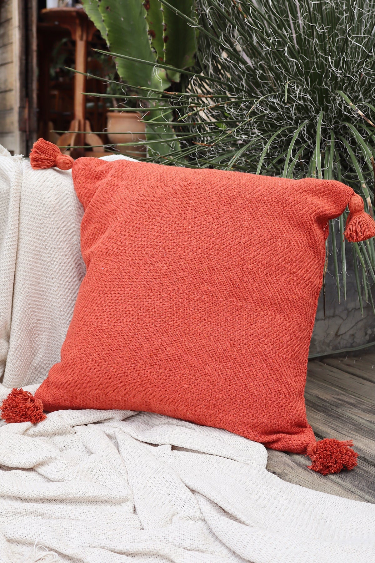 Capa de Almofada Boho Escama com Pompom Lisa Terracota 45x45