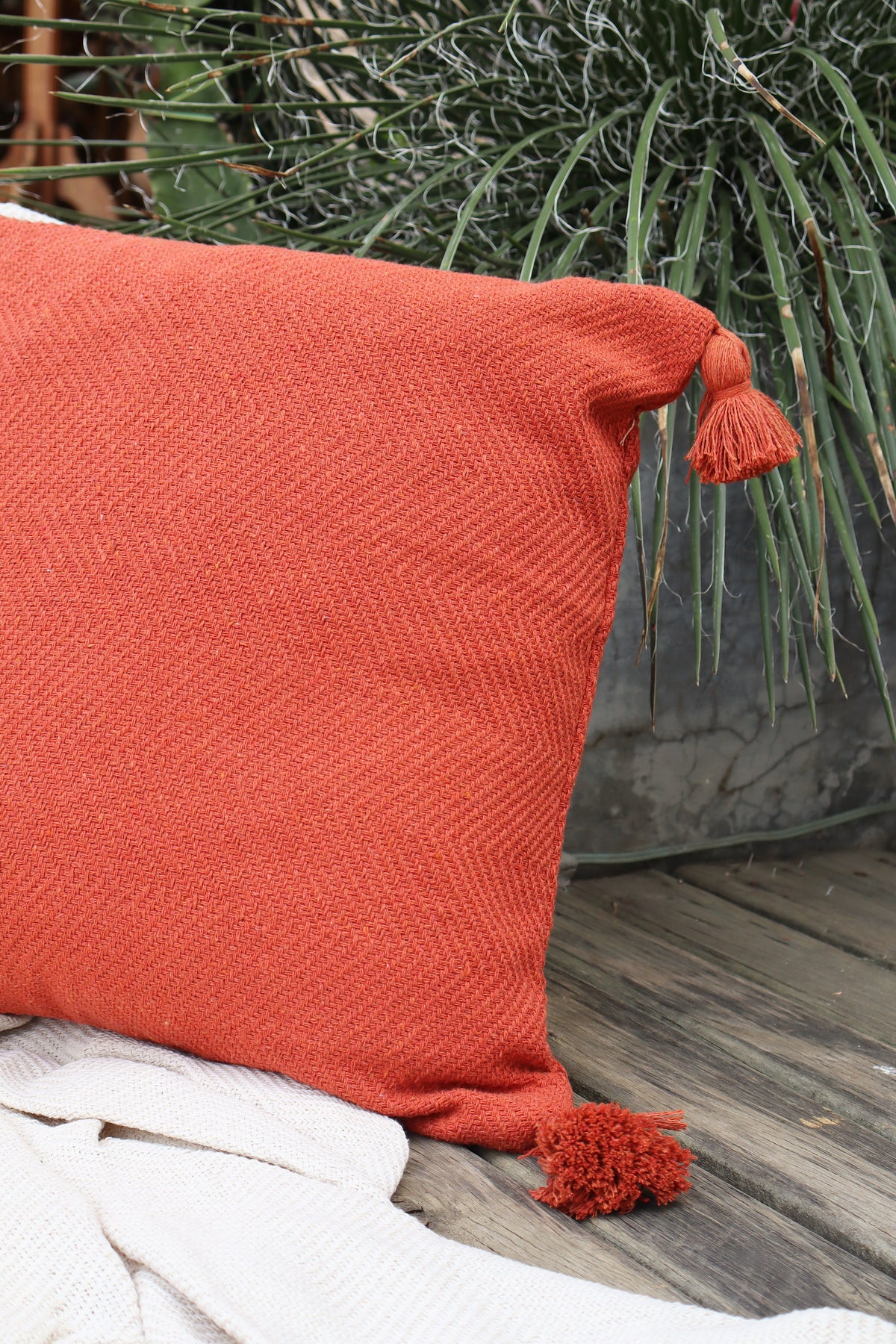 Capa de Almofada Boho Escama com Pompom Lisa Terracota 45x45
