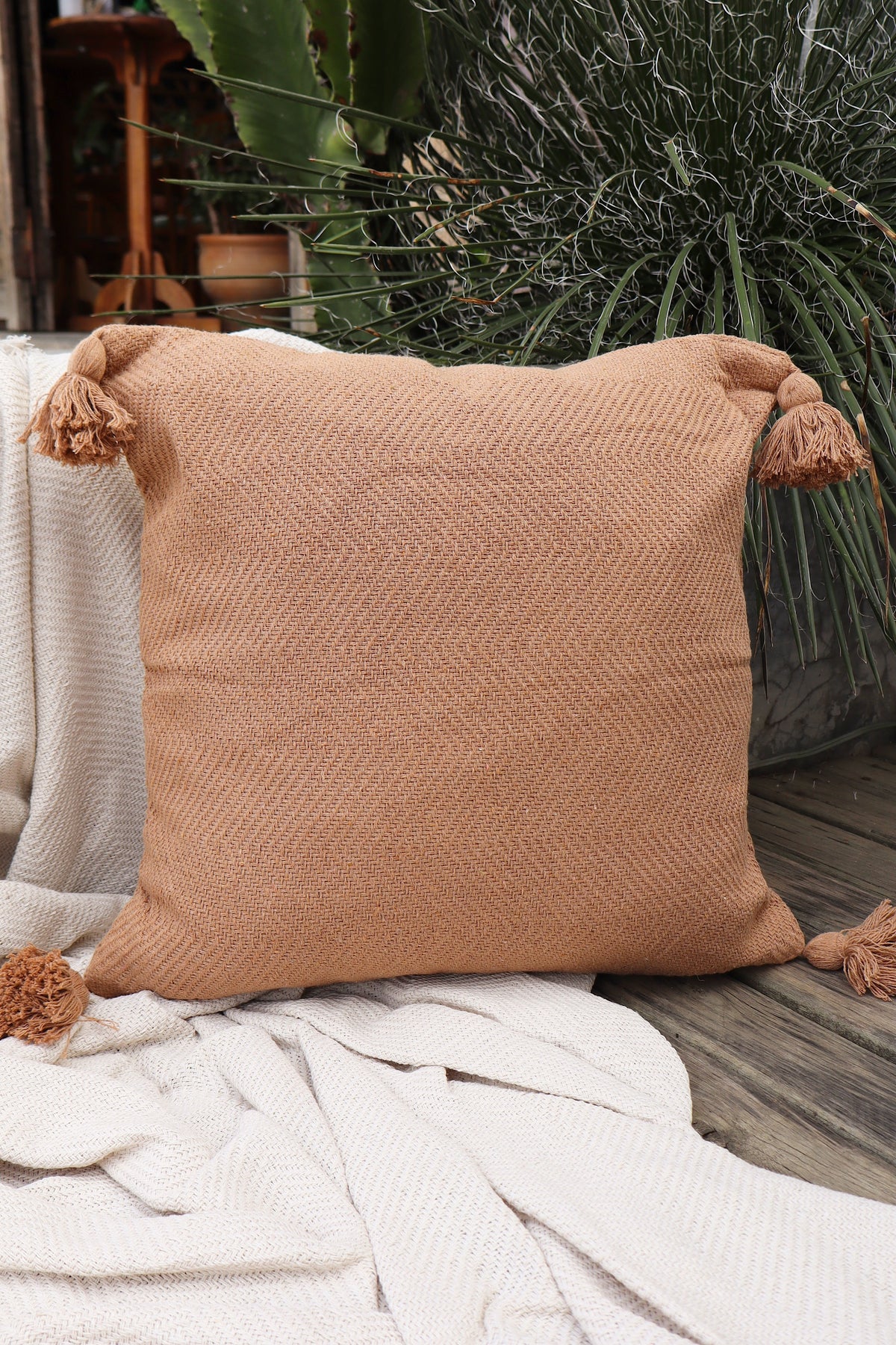 Capa de Almofada Boho Escama com Pompom Lisa Marrom Claro 45x45