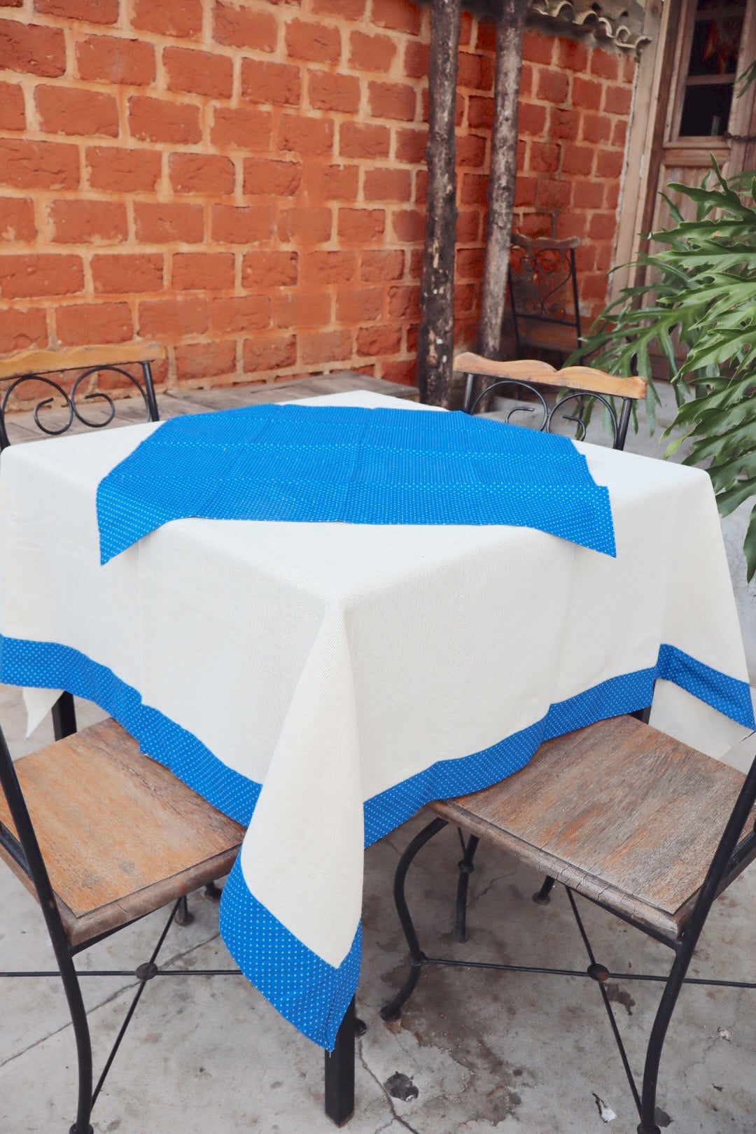 Toalha de Mesa com Barra de Tricoline Poá Azul com Composê 1,10x1,10m