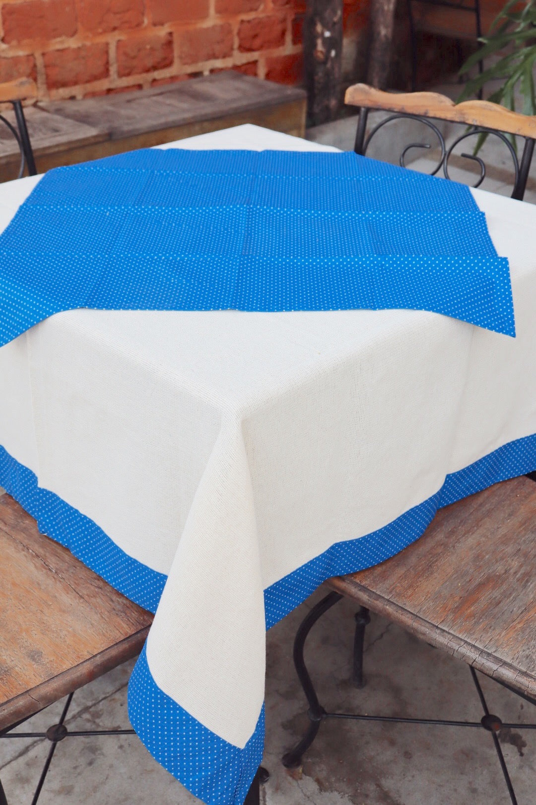 Toalha de Mesa com Barra de Tricoline Poá Azul com Composê 1,10x1,10m