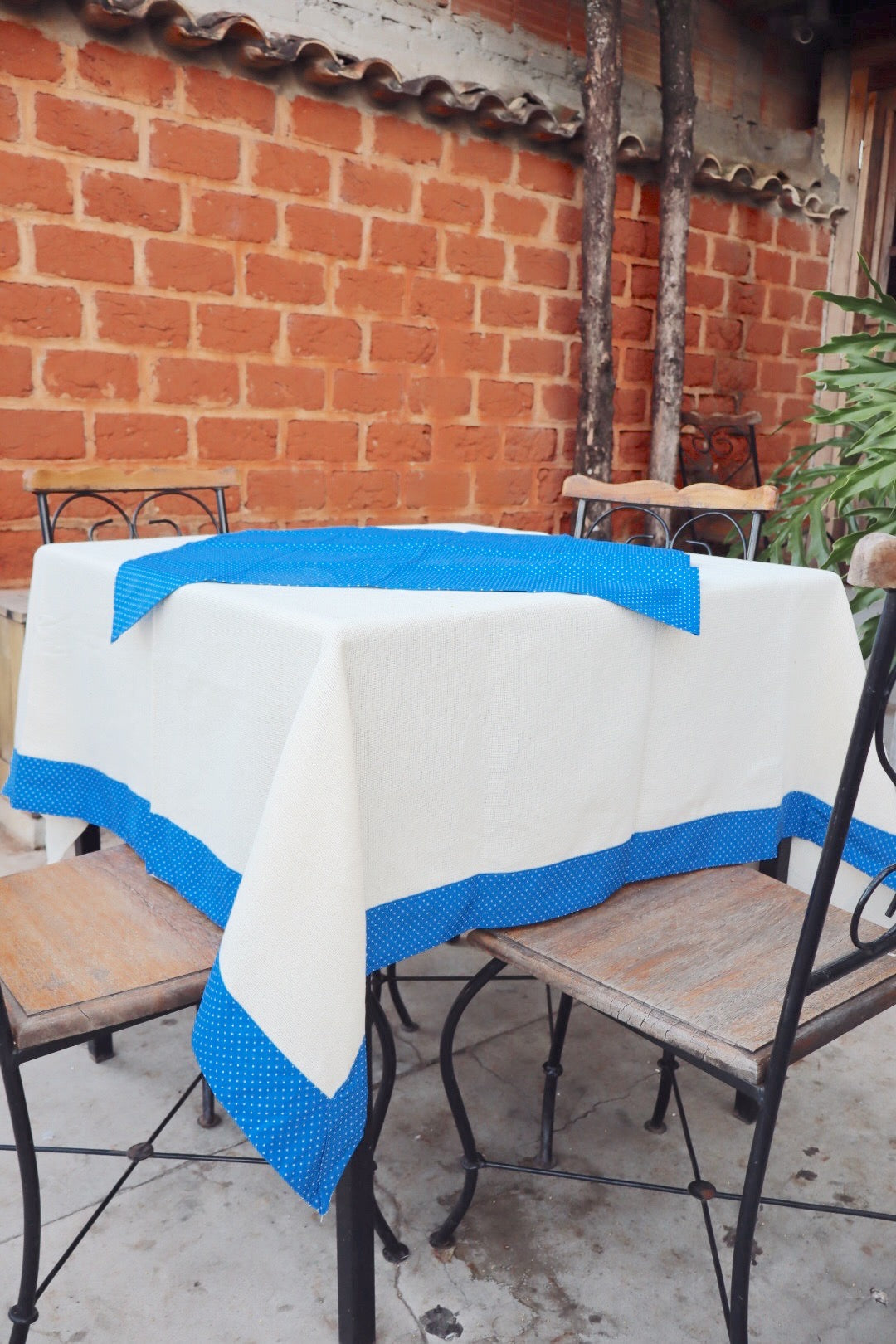 Toalha de Mesa com Barra de Tricoline Poá Azul com Composê 1,10x1,10m