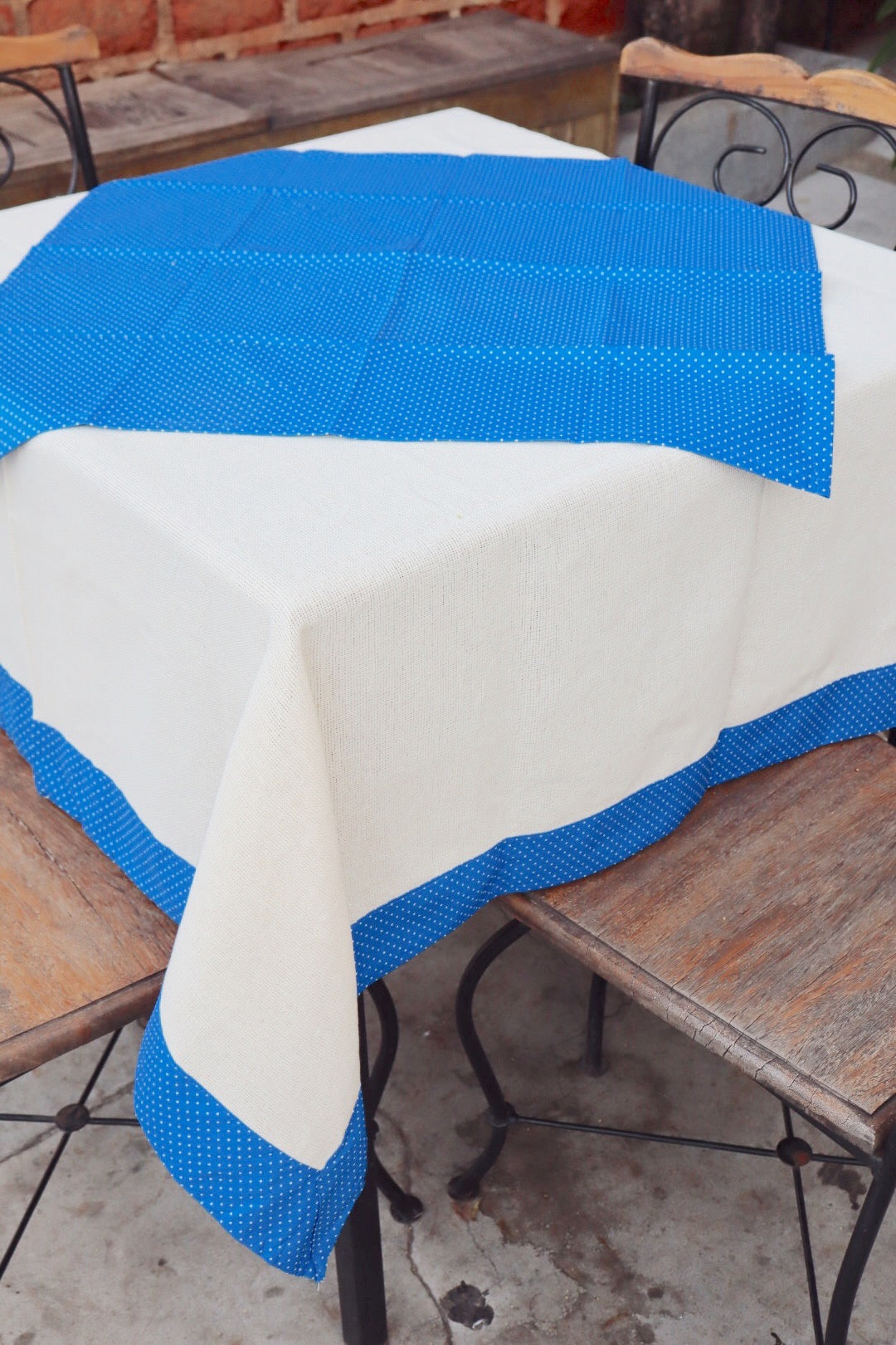 Toalha de Mesa com Barra de Tricoline Poá Azul com Composê 1,10x1,10m