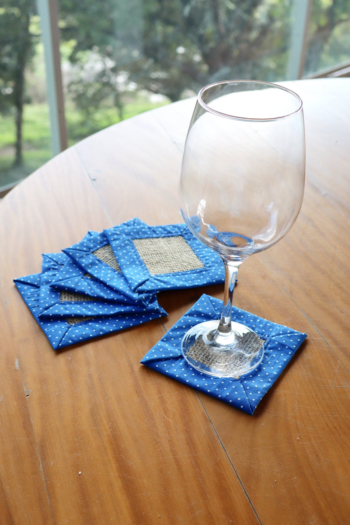 Kit 6 Porta Copos / Descanso Para Copos em Juta com Tricoline Poá Azul