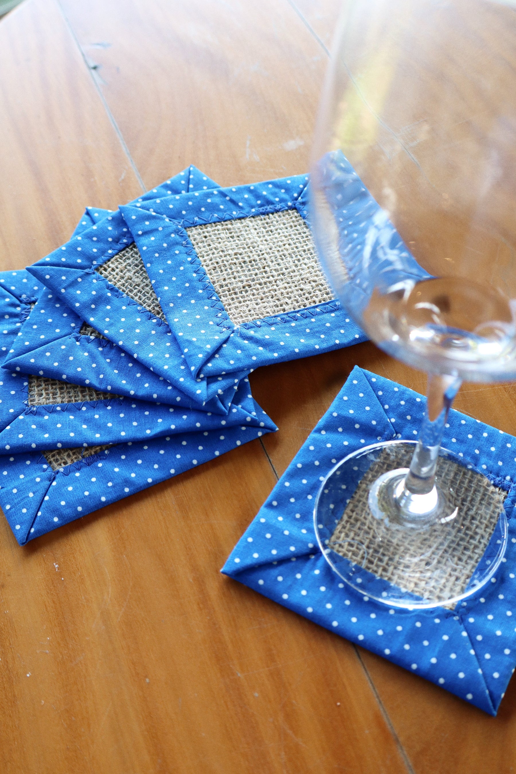 Kit 6 Porta Copos / Descanso Para Copos em Juta com Tricoline Poá Azul