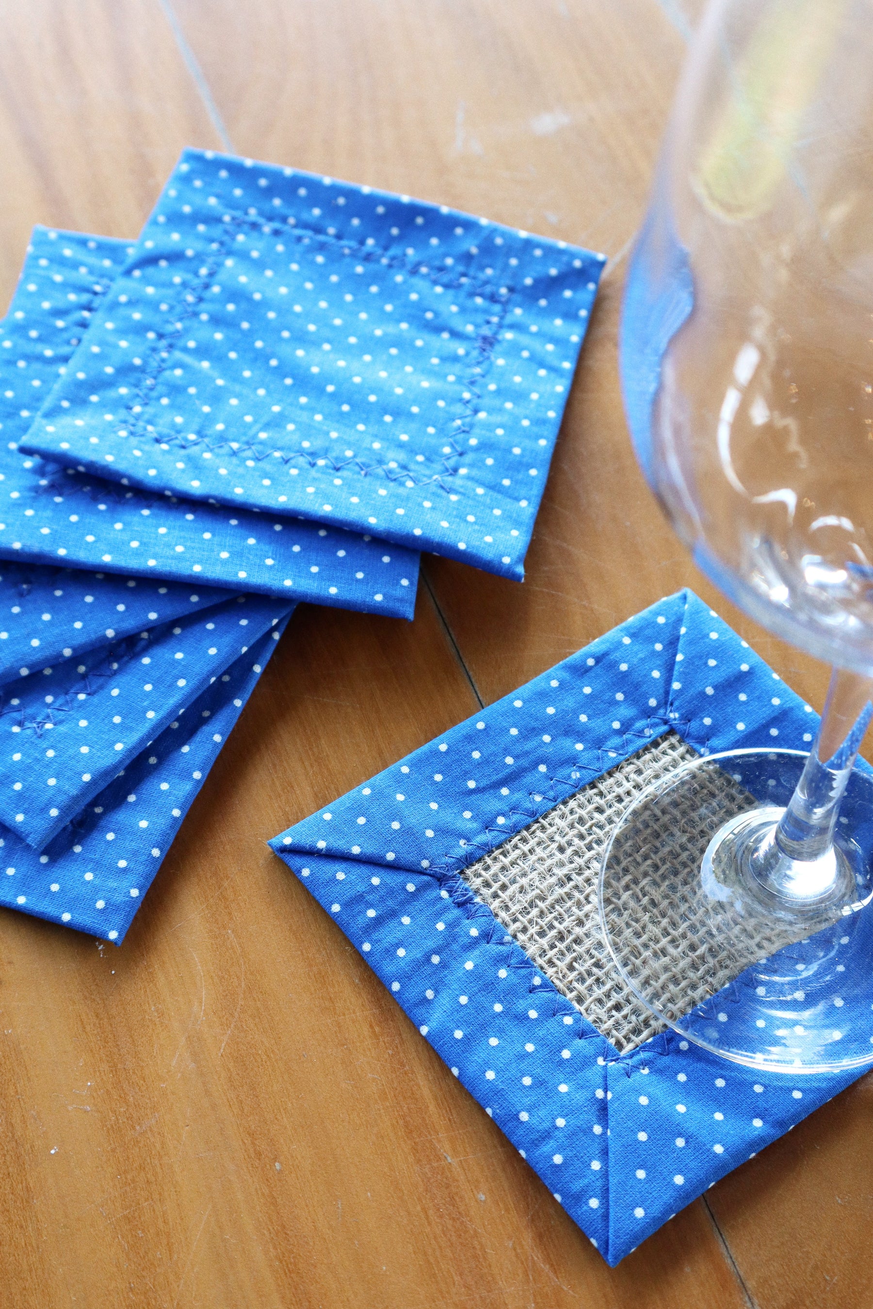 Kit 6 Porta Copos / Descanso Para Copos em Juta com Tricoline Poá Azul