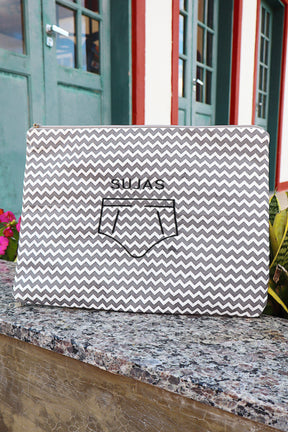 Necessaire Porta Cueca Limpinha Sujinha G Chevron Cinza