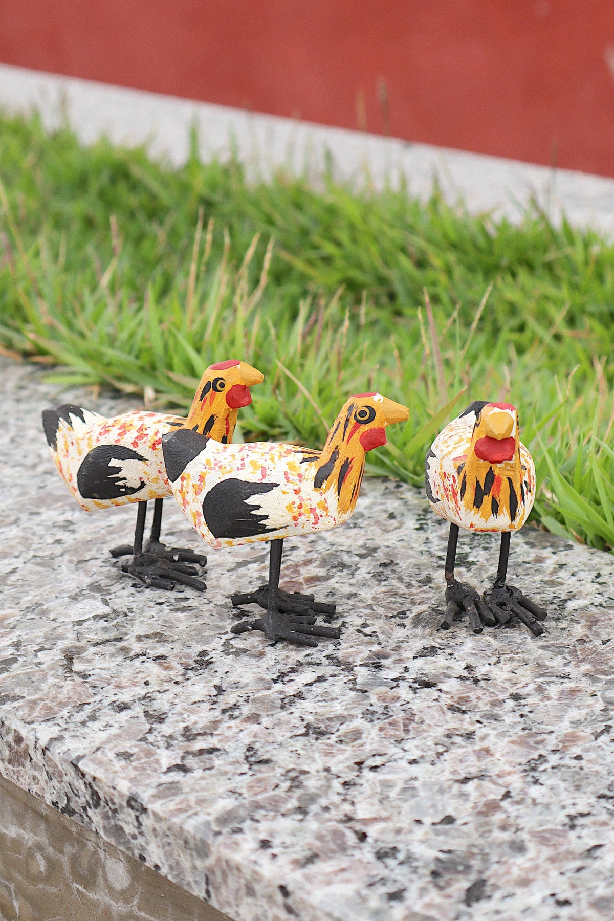 Trio Galinha Caipira Artesanal Em Madeira e Pé Ferro P