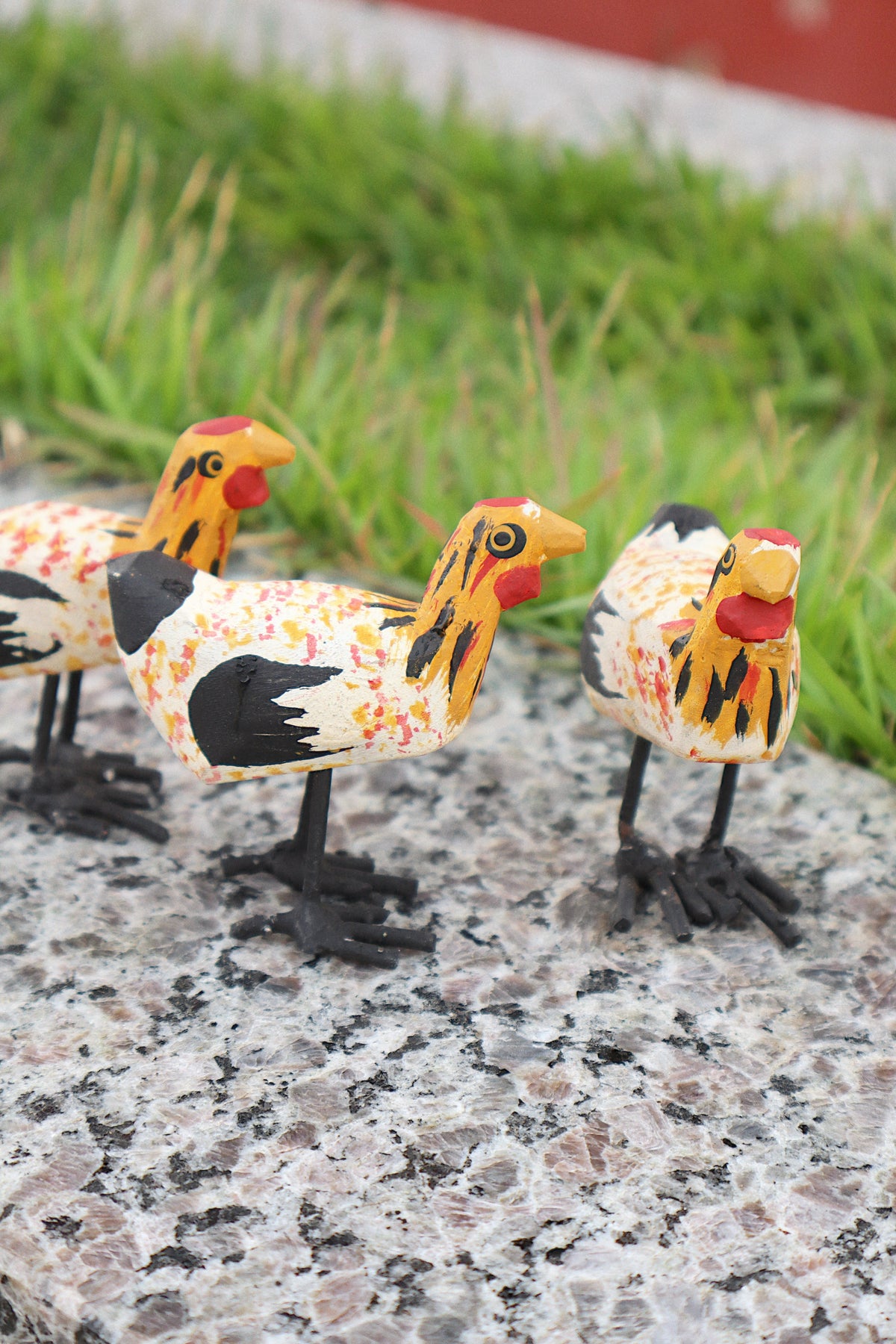 Trio Galinha Caipira Artesanal Em Madeira e Pé Ferro P