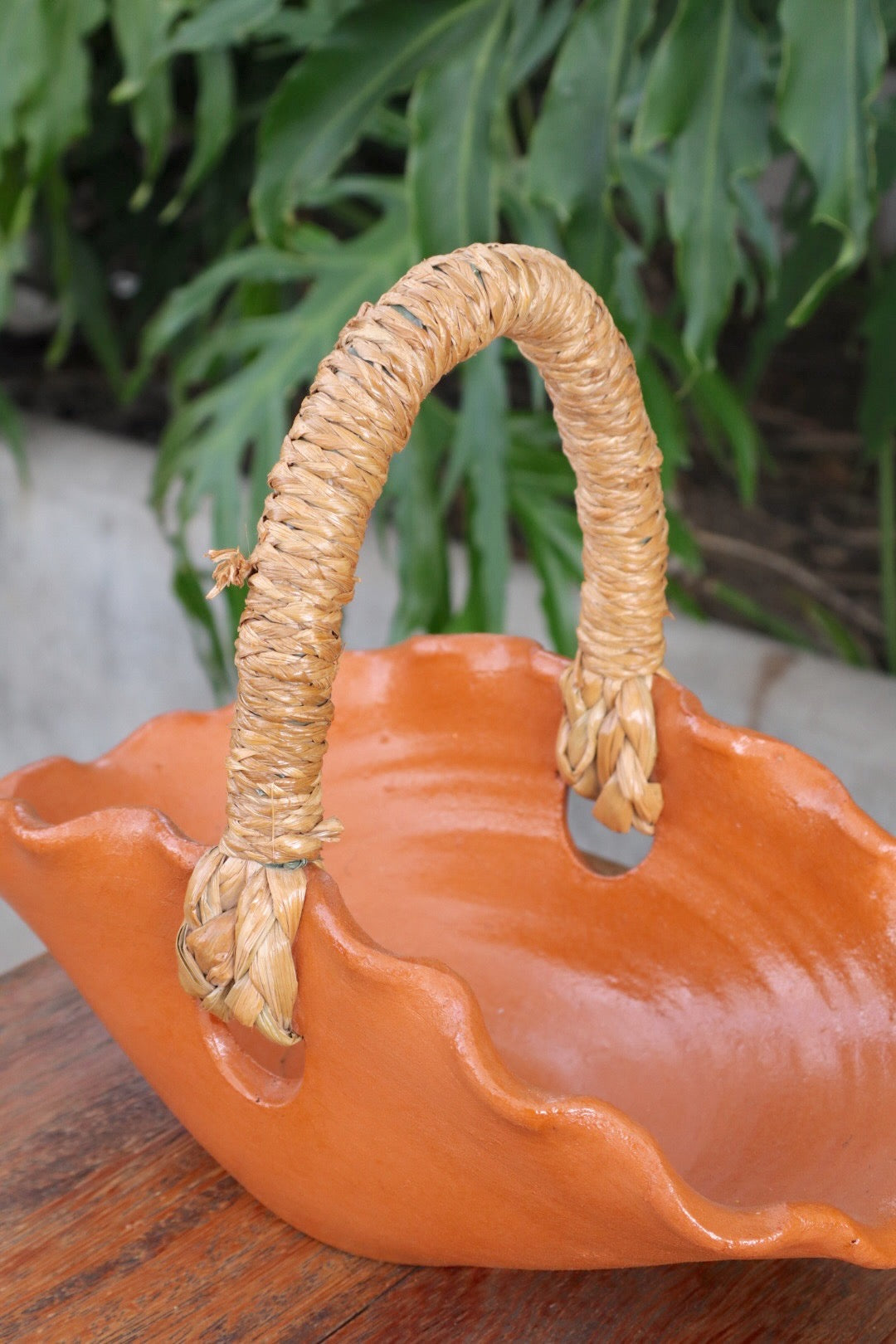Cesto/ Fruteira em Cerâmica com detalhe em Cipó