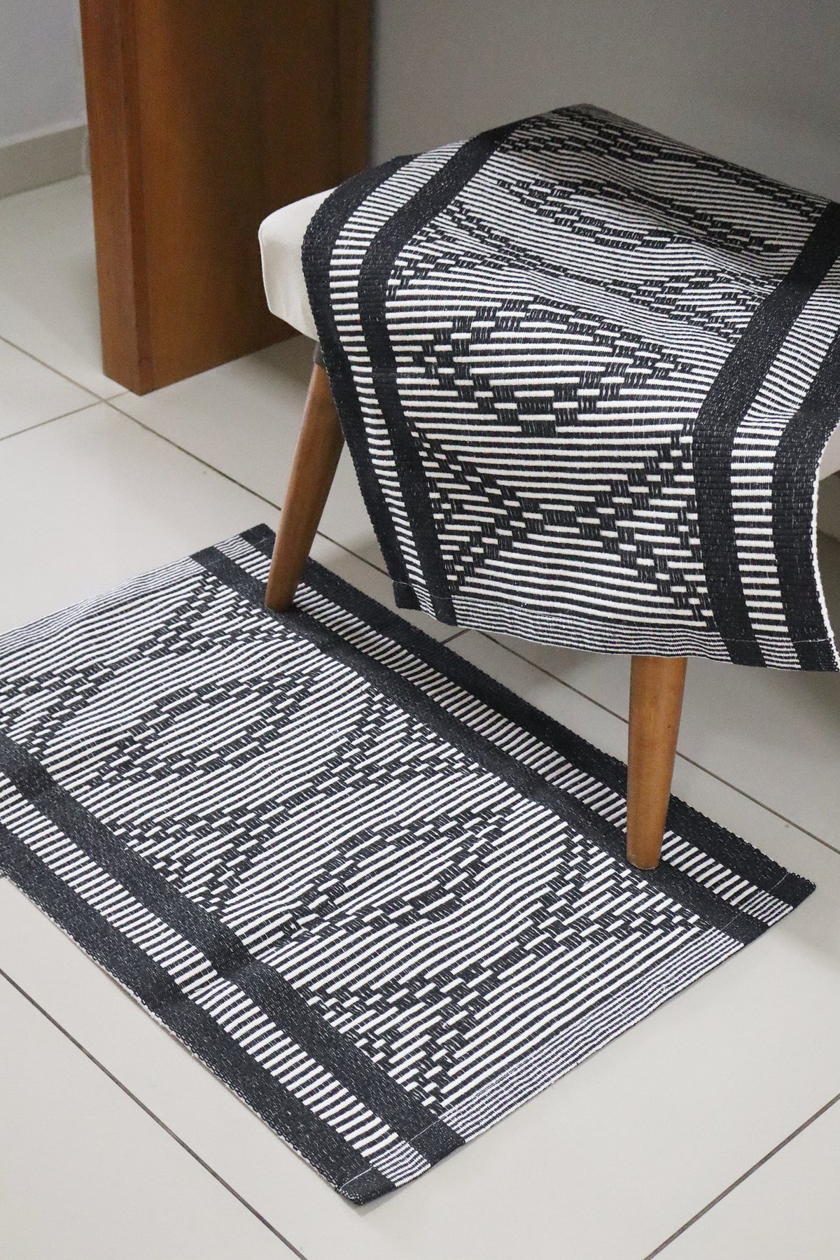 Tapete 46X67cm Egito Preto