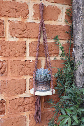 Suporte de Planta em Macramê Malha Um Vaso Com Base de Madeira Marrom
