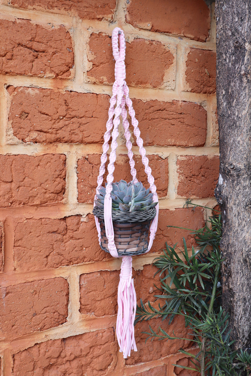 Suporte de Planta em Macramê Malha Um Vaso Rosa
