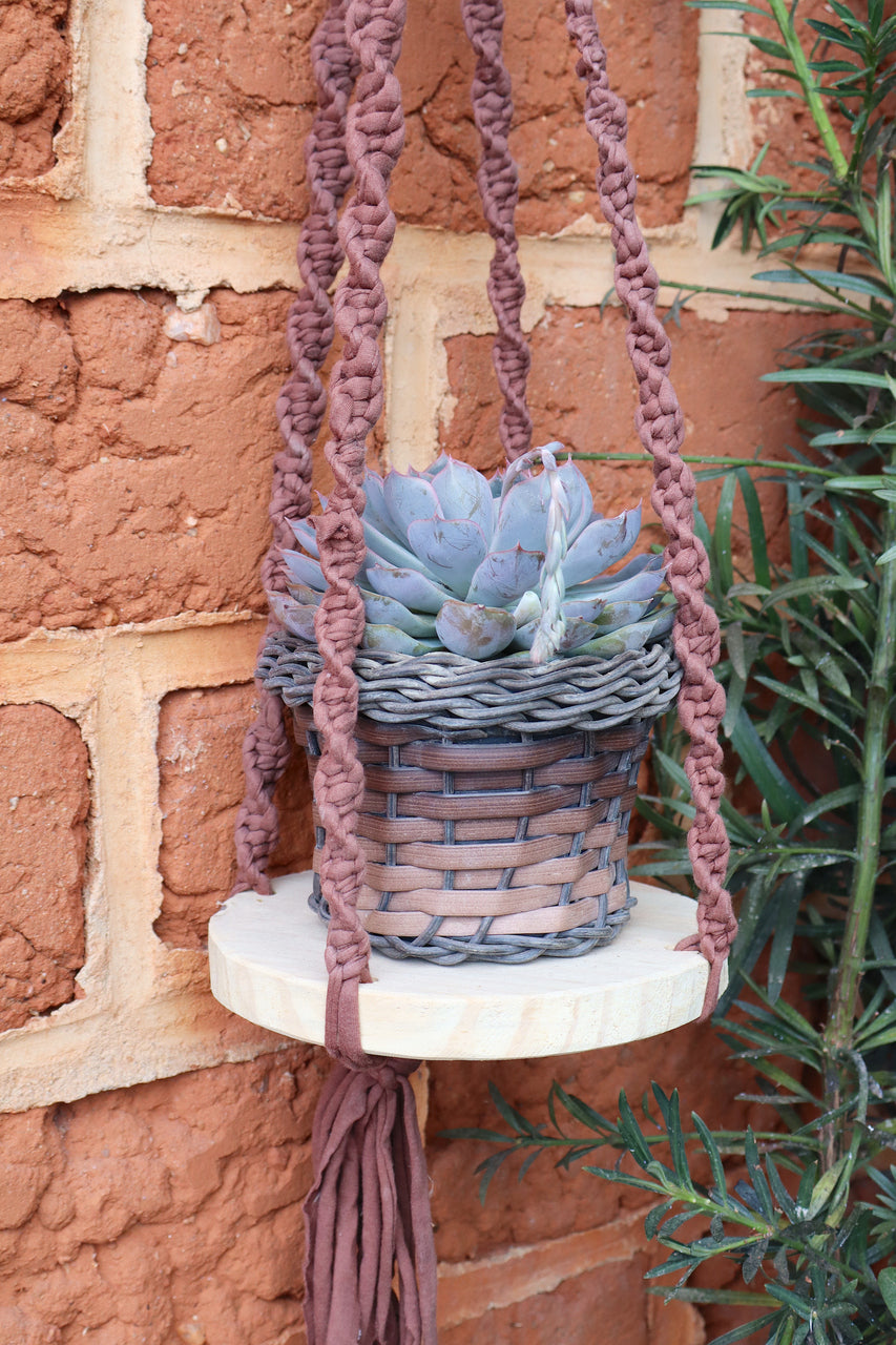 Suporte de Planta em Macramê Malha Um Vaso Com Base de Madeira Marrom