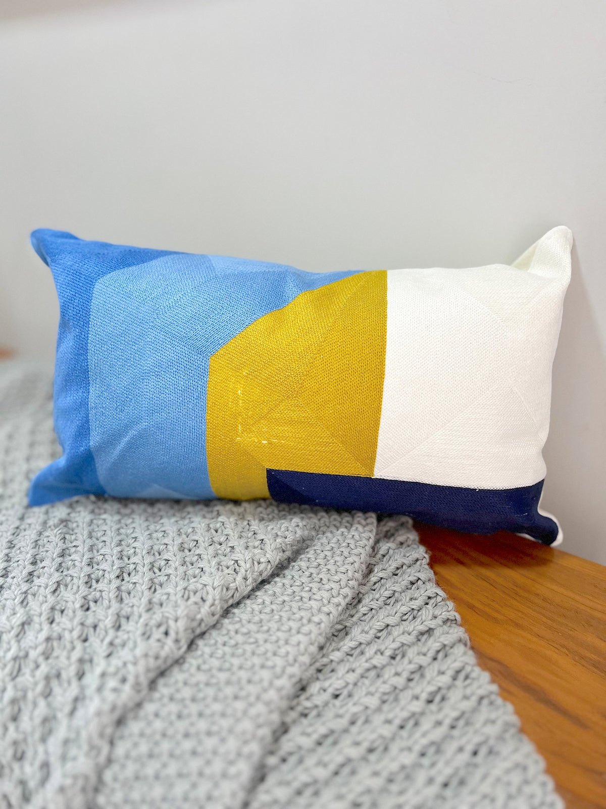 Capa de Almofada Baguete Bordada em Linho 30x50 EST03 Azul e Amarelo