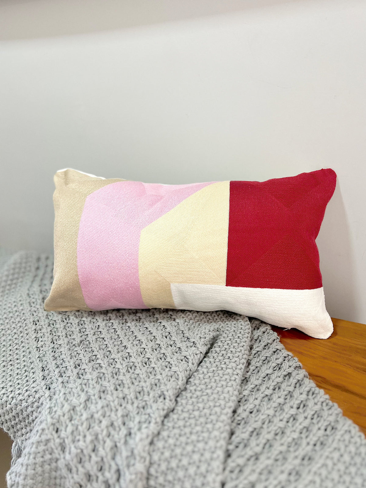 Capa de Almofada Baguete Bordada em Linho 30x50 EST04 Rosa e Vermelho