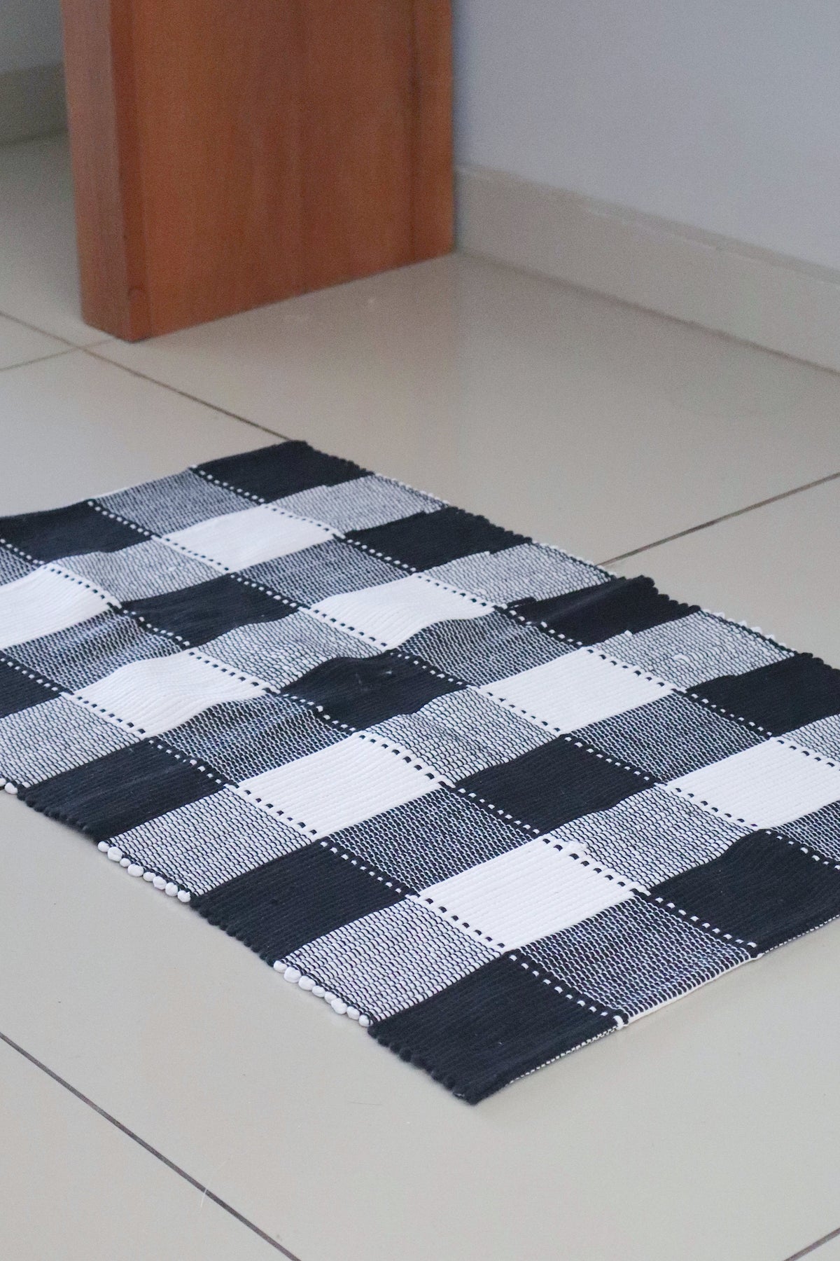 Tapete Malha Algodão Xadrez Preto e Branco Sem Franja