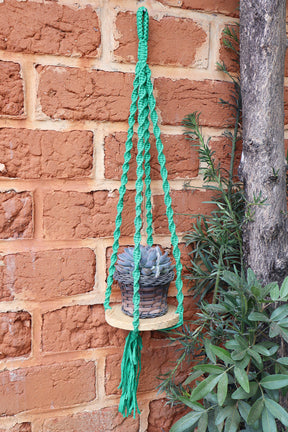 Suporte de Planta em Macramê Malha Um Vaso Com Base de Madeira Verde