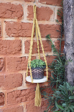 Suporte de Planta em Macramê Malha Um Vaso Com Base de Madeira Mostarda
