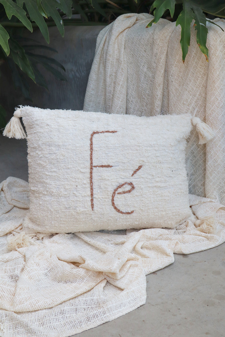 Capa de Almofada Algodão Baguete Bordada Fé Bege 30x50cm