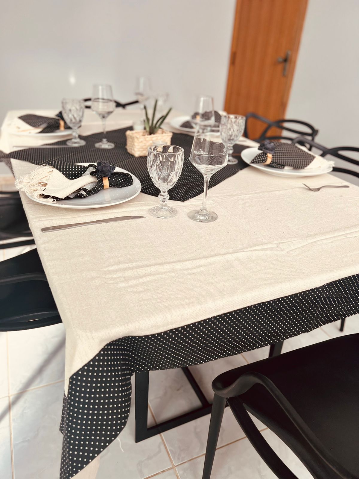 Toalha de Mesa com Barra de Tricoline Poá Preto com Composê 1,5mx2,2m