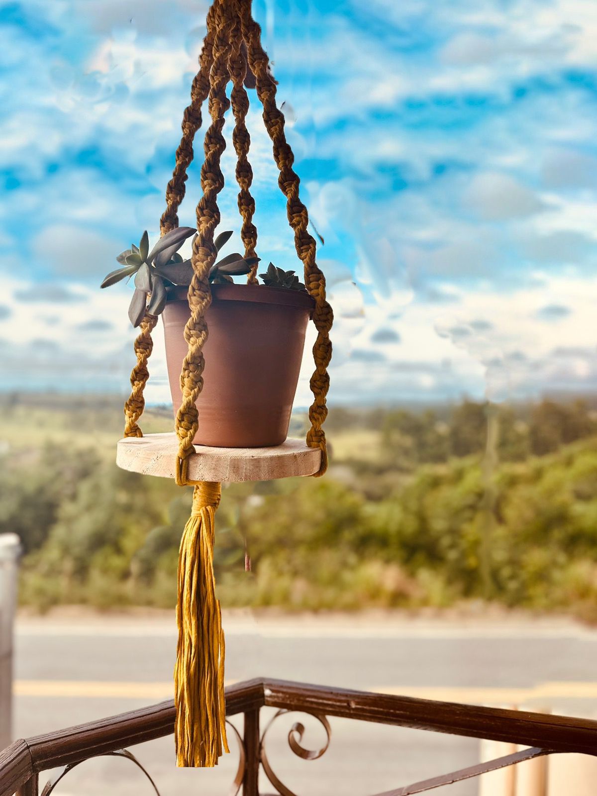 Suporte de Planta em Macramê Malha Um Vaso Com Base de Madeira Mostarda