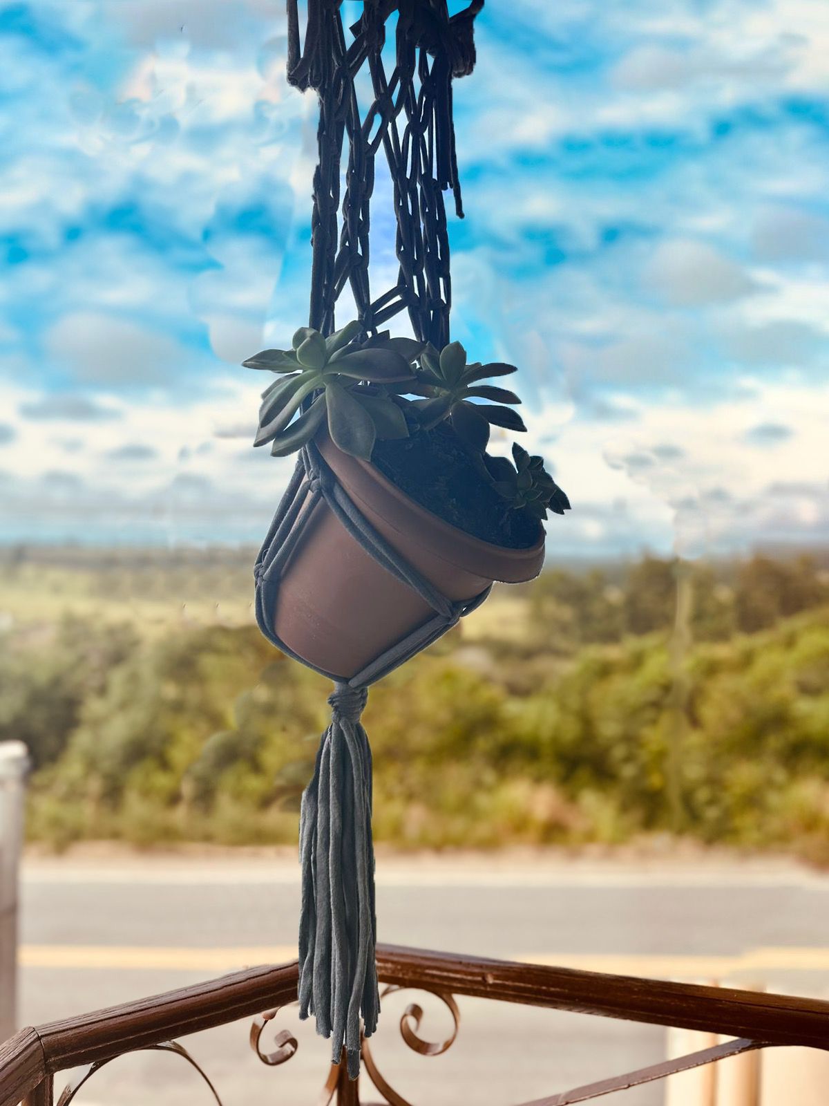 Suporte de Planta em Macramê Malha Um Vaso com Ripa em Madeira Cinza