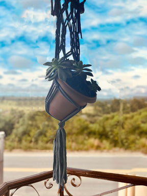 Suporte de Planta em Macramê Malha Um Vaso com Ripa em Madeira Cinza
