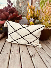 Capa de Almofada Algodão Baguete Bordada Geométrica Preta 30x50cm