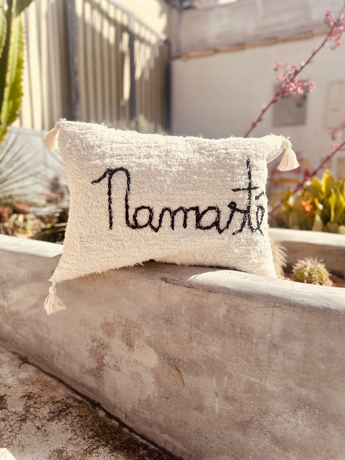 Capa de Almofada Algodão Baguete Bordada Namastê Preta 30x50cm