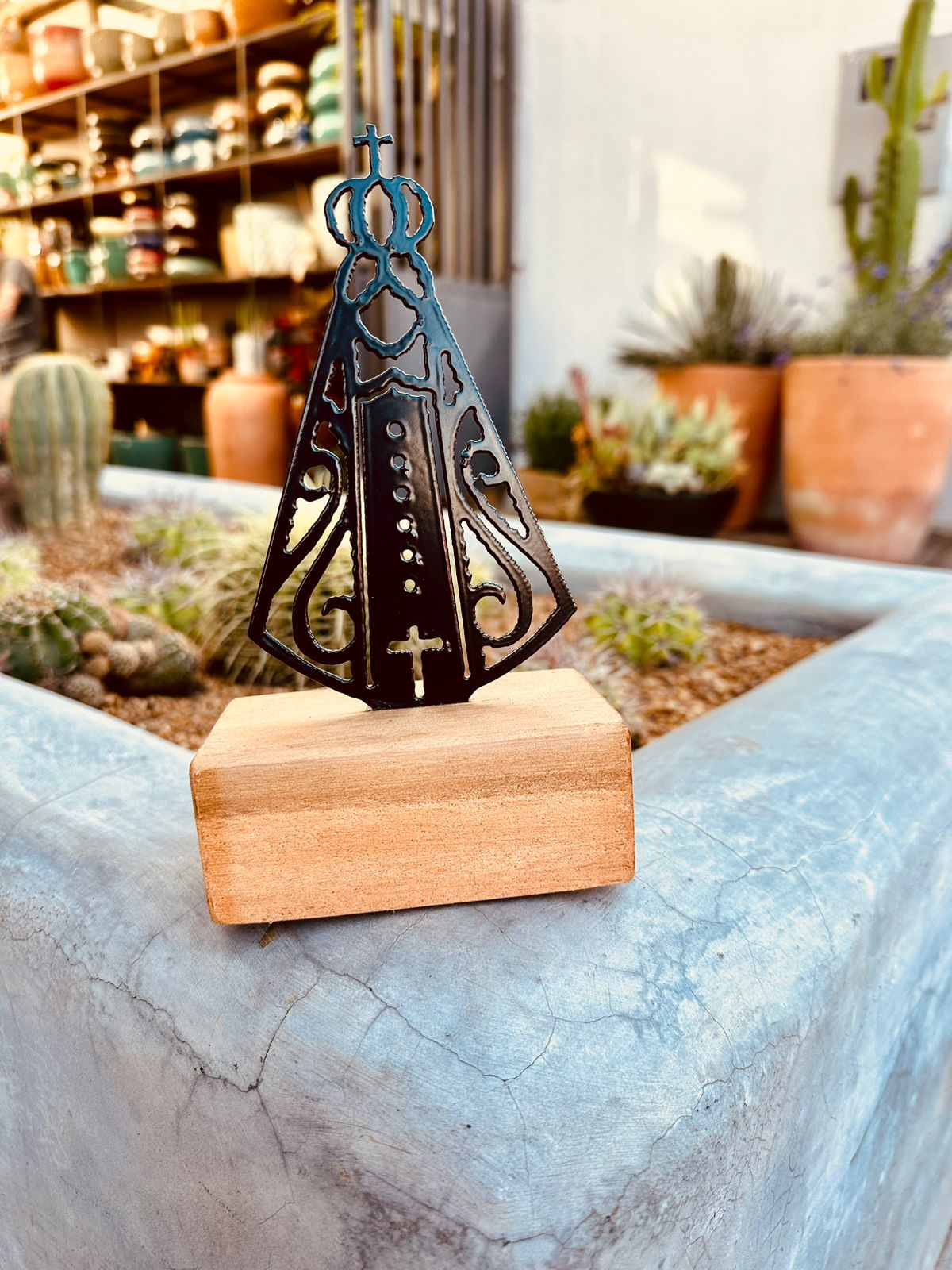 Pedestal Nossa Senhora Aparecida em Ferro com Base em Madeira P