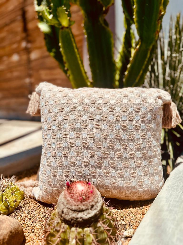 Capa de Almofada Safira Boho com Pompom Bege 45x45
