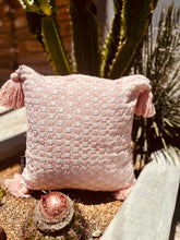Capa de Almofada Safira Boho com Pompom Salmão 45x45