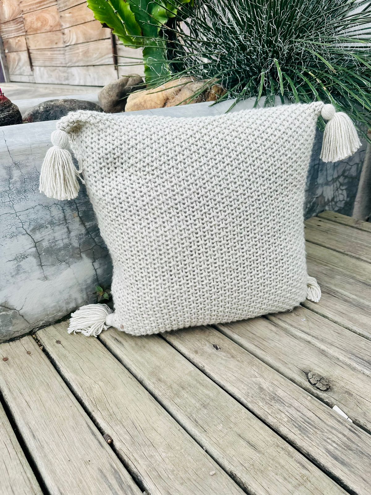 Capa de Almofada Pompom Decorativa Trico Cinza 45x45cm