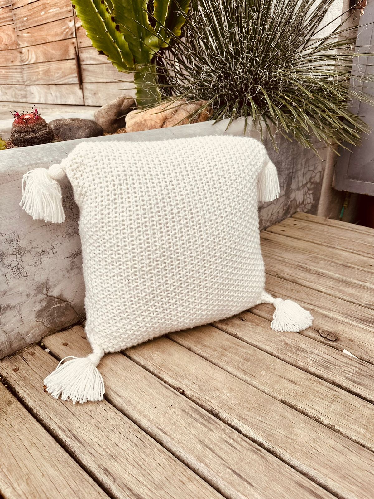 Capa de Almofada Pompom Decorativa Trico Cru 45x45cm