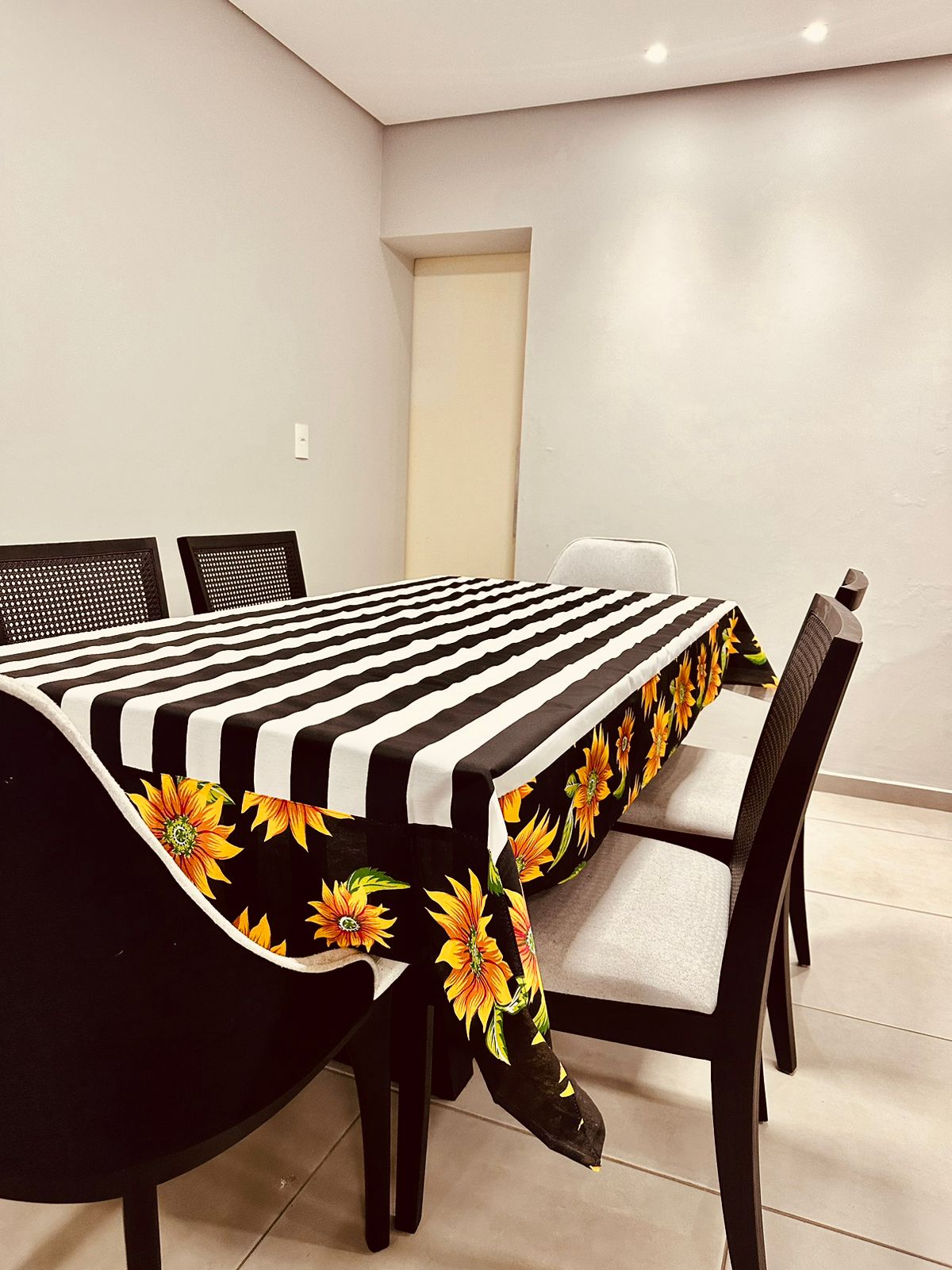 Toalha De Mesa Impermeável Barrada com Chita Preta 2,20x1,40m