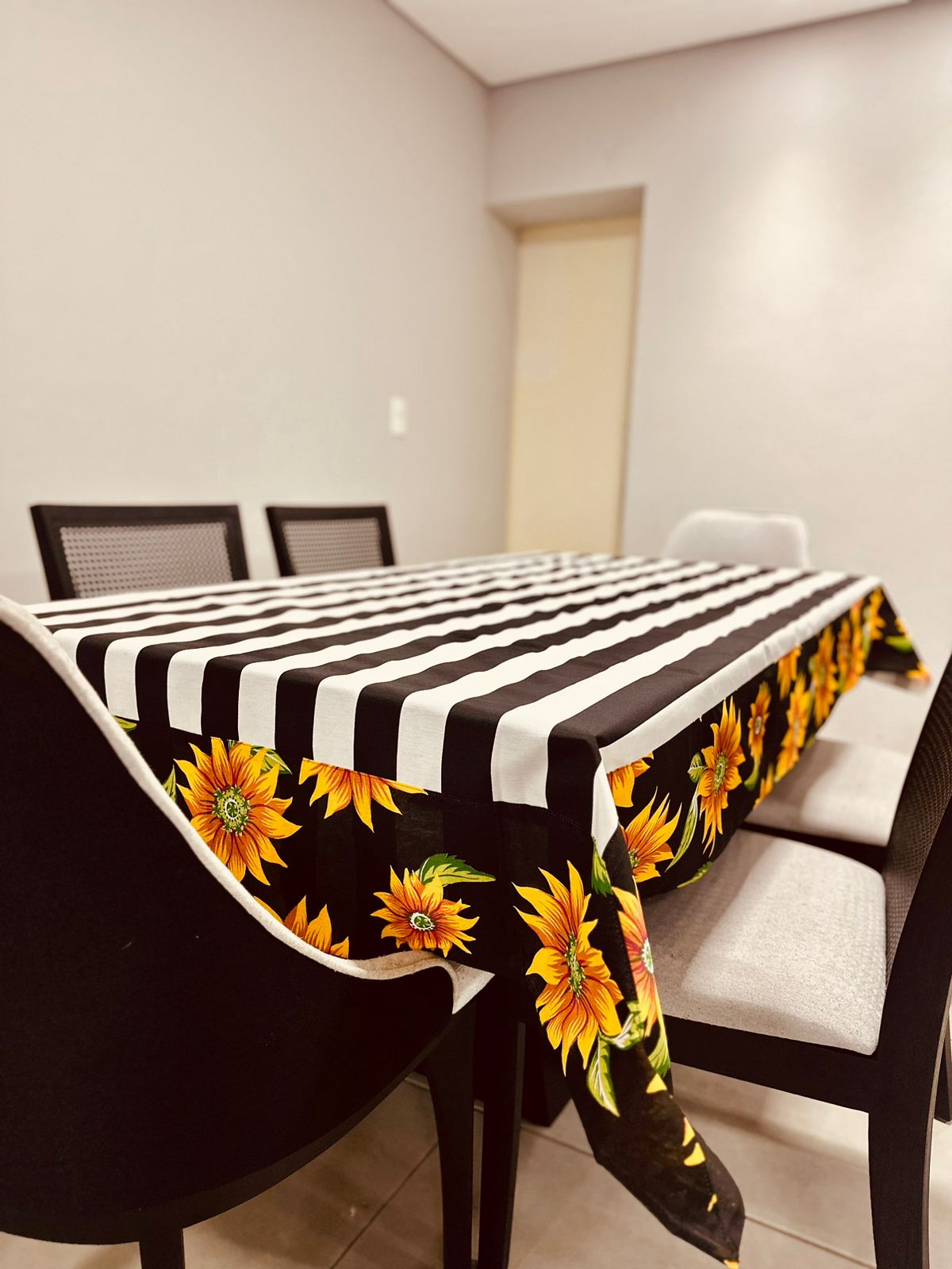 Toalha De Mesa Impermeável Barrada com Chita Preta 2,20x1,40m