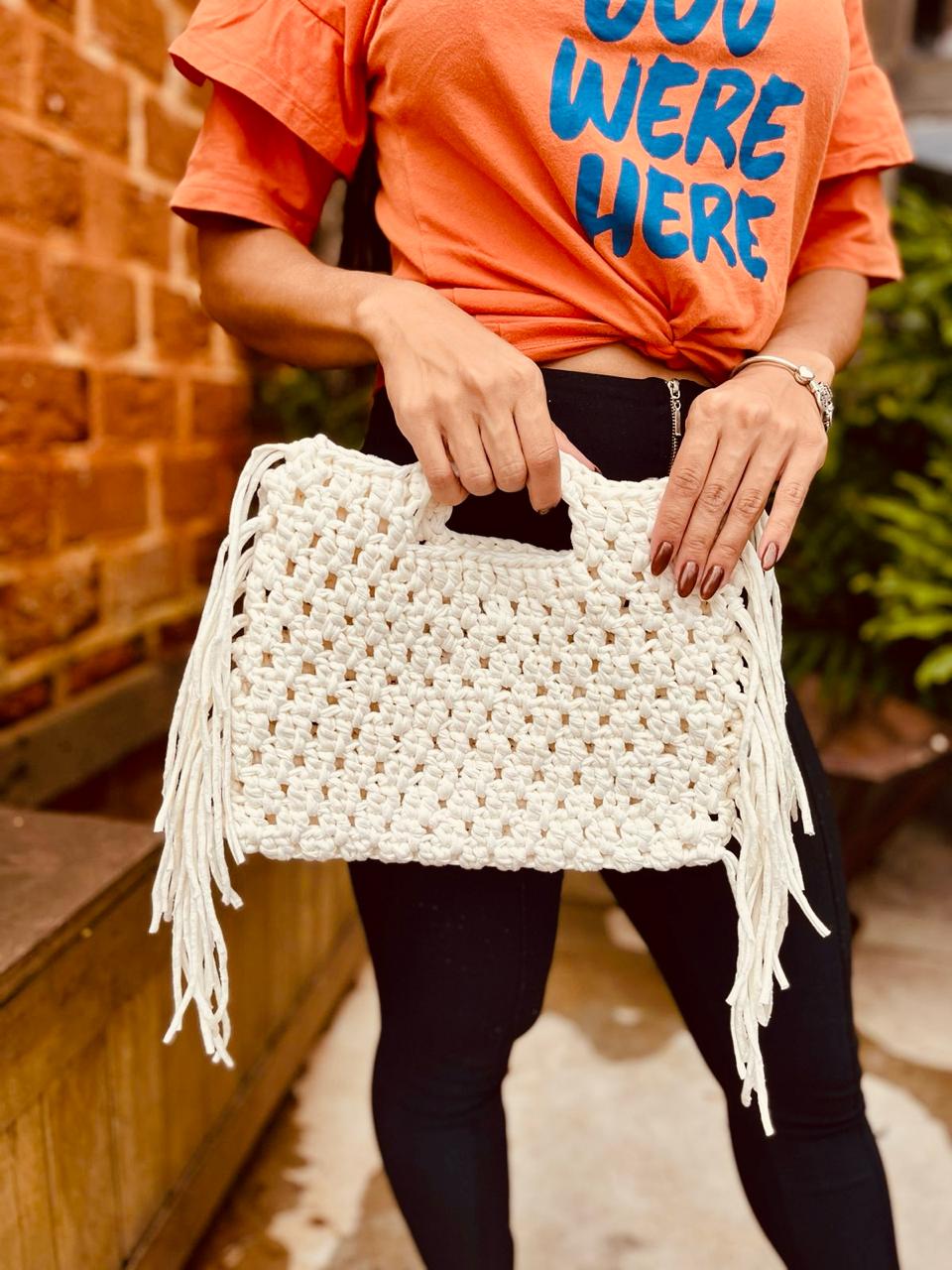 Bolsa de Mão em Crochê com Franja Vintage Minimalista Cru