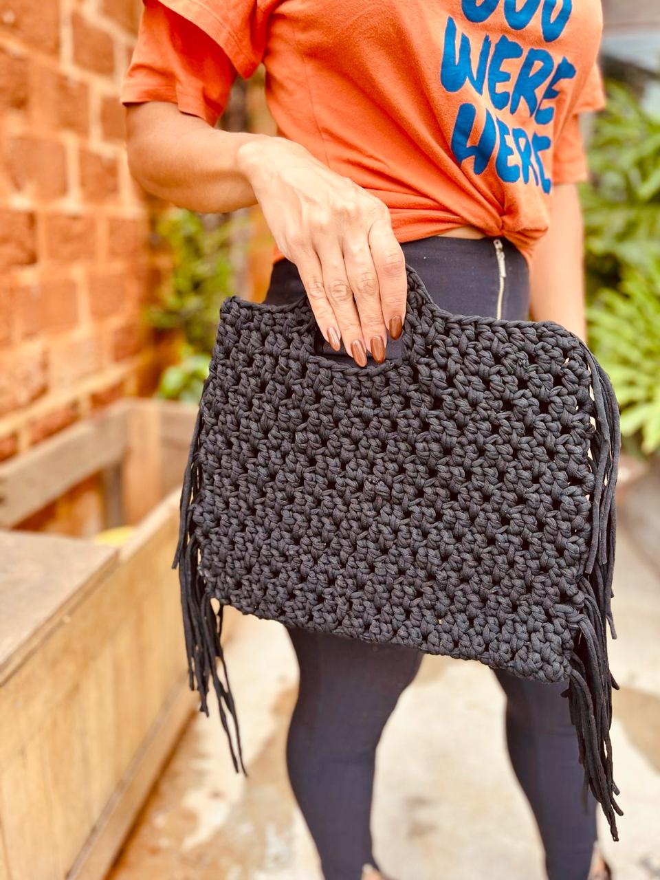 Bolsa de Mão em Crochê com Franja Vintage Minimalista Preta