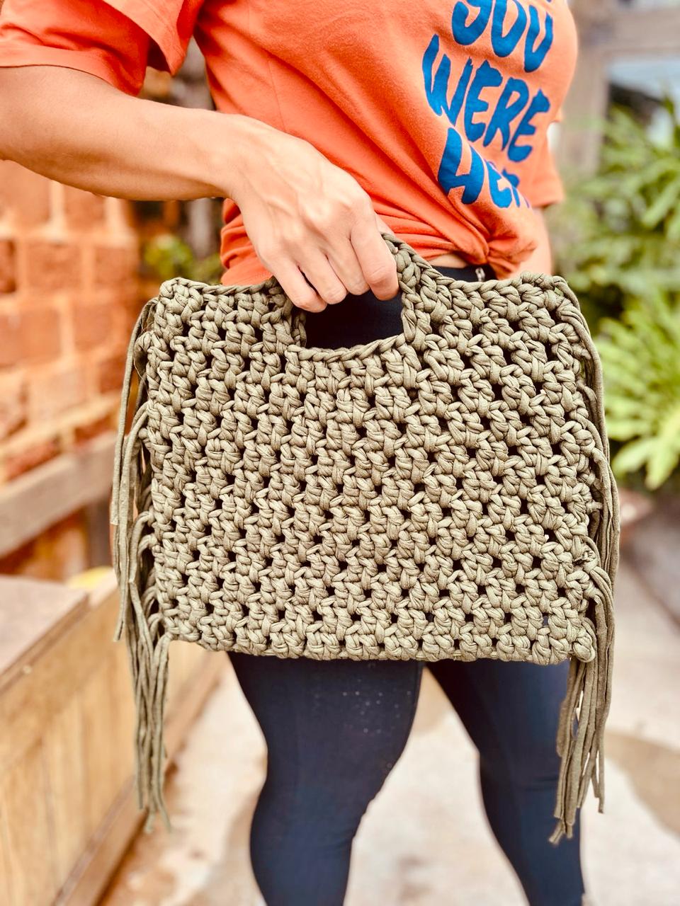 Bolsa de Mão em Crochê com Franja Vintage Minimalista Verde Musgo