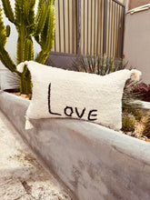 Capa de Almofada Algodão Baguete Bordada Love Preto 30x50cm