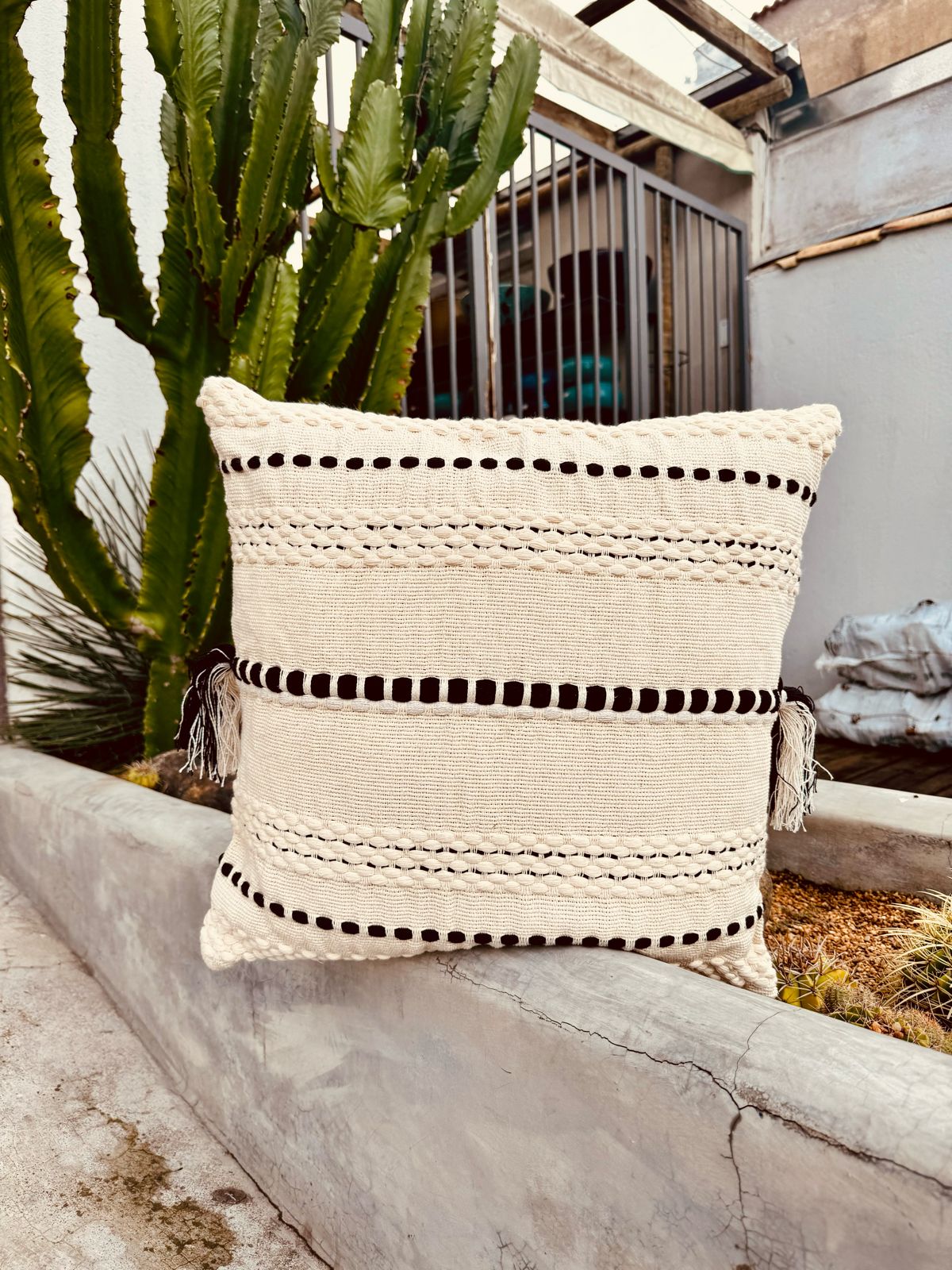 Capa de Almofada Algodão Bordada Preta 50x50cm