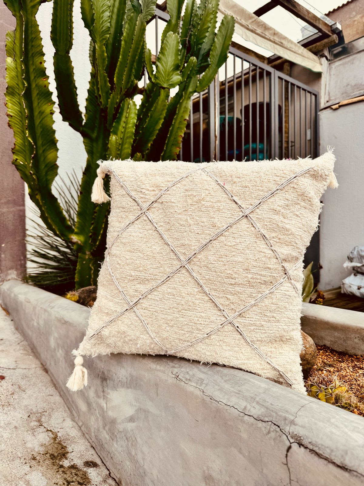 Capa de Almofada Algodão Bordada Geométrica Cru 50x50cm