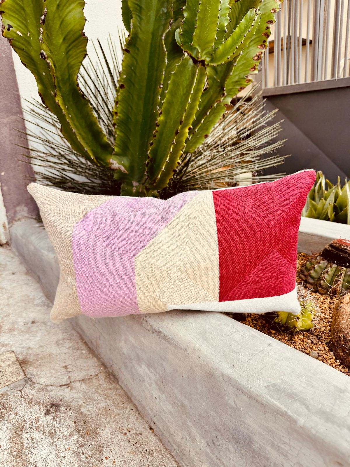 Capa de Almofada Baguete Bordada em Linho 30x50 EST04 Rosa e Vermelho