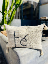 Capa de Almofada Algodão Baguete Bordada Fé Preta 30x50cm